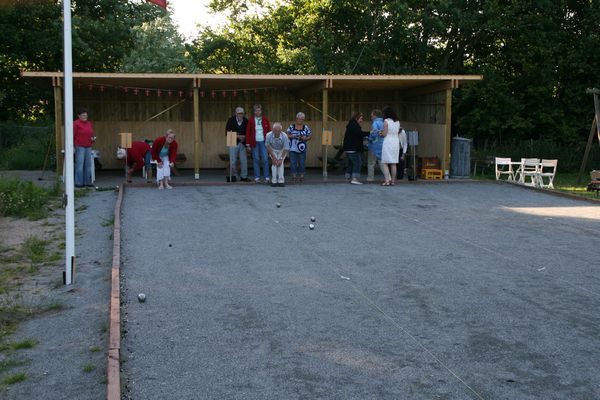 Overdkket skur ved petanquebanen